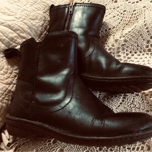 UGG Black Leather Boots zipper side size 8